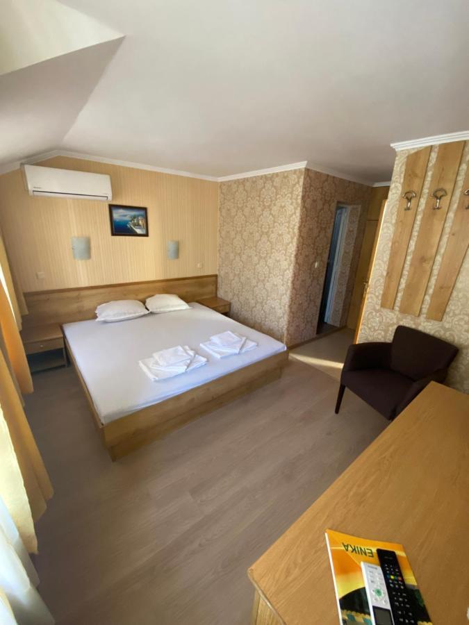 Еника Hotel Varna Buitenkant foto